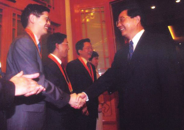 胡伟武荣获2003年“中国青年五四奖章”并受到胡锦涛总书记的接见